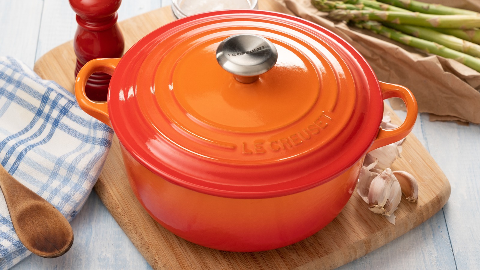 https://www.tastingtable.com/1581284/le-creuset-dutch-oven-knobs-explained/