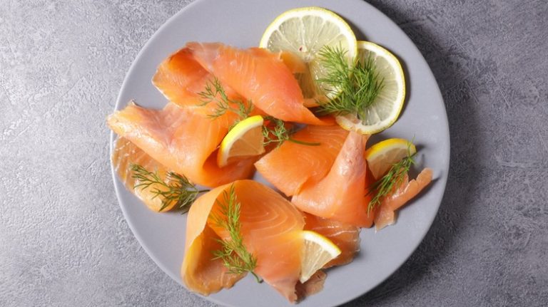 Smoked salmon with lemon and dill